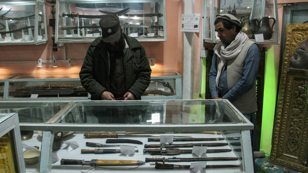 Afghanistan : à Mazar-e-Sharif, un musée qui fait "la part belle" aux reliques guerrières des talibans
Deux vitrines, qui ne peuvent pas être filmées ou photographiées, sont consacrées aux maîtres du pays.