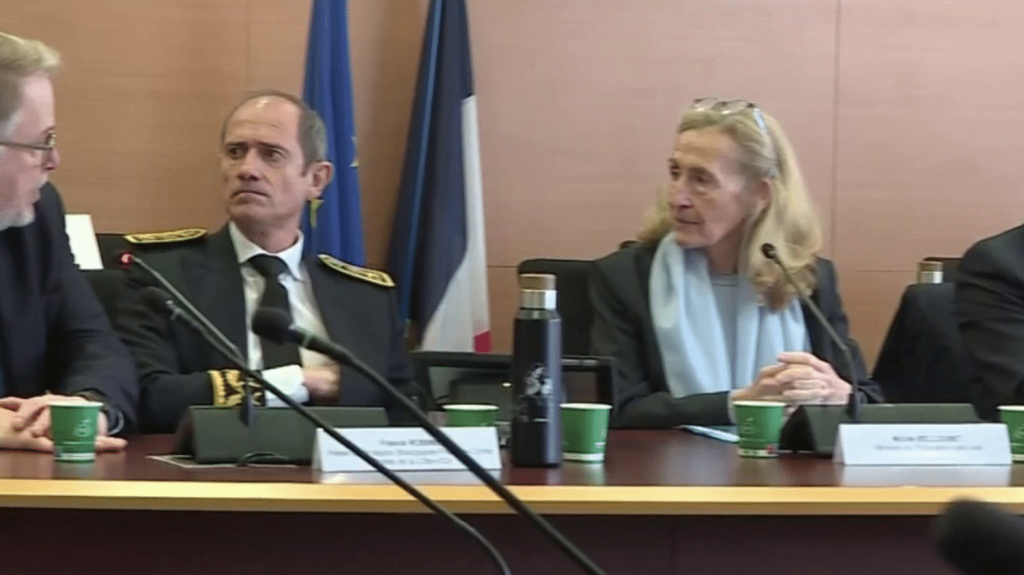 Côte-d’Or : après la tentative d’attaque au couteau d’une principale de collège, Nicole Belloubet se rend sur place
Nicole Belloubet se rend à Chenôve (Côte-d’Or), lundi 18 mars. Il s’agit de son deuxième déplacement pour violences dans un établissement scolaire. Cette fois, un élève de 15 ans, décrit comme difficile, a été arrêté après avoir pointé un couteau sur la principale sans la blesser. Il a été mis en examen et placé en détention provisoire dimanche 17 mars.