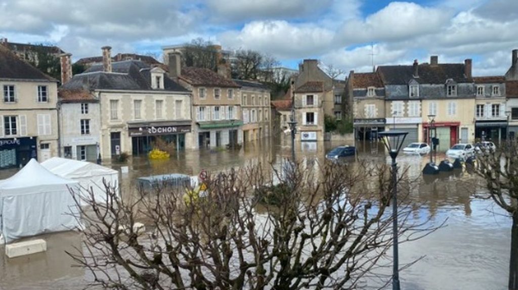 Crues dans la Vienne : "Ça fait au moins 20 ans qu'on n'a pas eu des niveaux d'eau d'une telle intensité", décrit la préfecture
Le pic de la rivière la Creuse est attendu dimanche en fin de matinée dans le nord du département. Le secrétaire général de la préfecture de la Vienne décrit la situation et appelle à la vigilance.