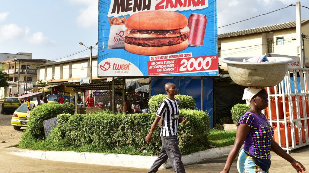 Reportage
Francophonie : comment le nouchi, cet argot des quartiers d'Abidjan, enjaille peu à peu la langue française
En Côte d’Ivoire, le nouchi gagne du terrain et s'impose peu à peu comme langage véhiculaire. Une sorte d’itinéraire bis qui puise dans les langues et dialectes africains comme dans le français et qui, en retour, enrichit son vocabulaire.