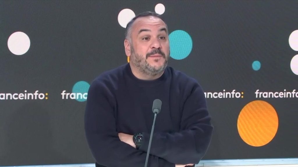François-Xavier Demaison incarne un négociateur du RAID sur TF1 : "Je me suis familiarisé avec leur jargon"
François-Xavier Demaison prend les traits d'un nouveau héros récurrent de TF1 : Antoine Clerc, un négociateur du RAID.Dans cette série policière, le comédien est également papa poule, avec trois ex-femmes, trois filles et un père envahissant incarné par Michel Jonasz.