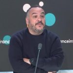 François-Xavier Demaison incarne un négociateur du RAID sur TF1 : "Je me suis familiarisé avec leur jargon"
François-Xavier Demaison prend les traits d'un nouveau héros récurrent de TF1 : Antoine Clerc, un négociateur du RAID.Dans cette série policière, le comédien est également papa poule, avec trois ex-femmes, trois filles et un père envahissant incarné par Michel Jonasz.