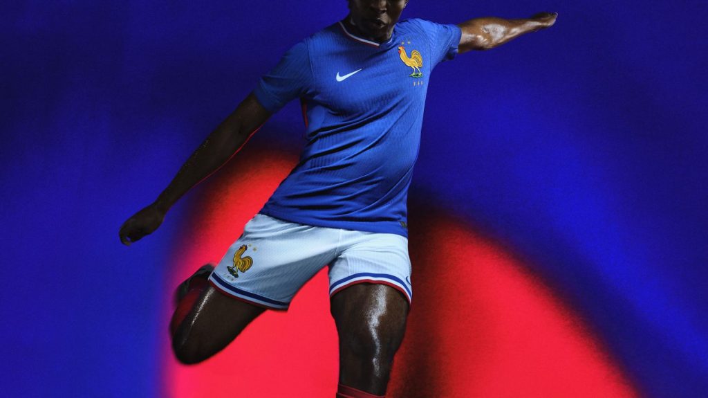 Football : découvrez les nouveaux maillots des équipes de France pour l'Euro et les Jeux olympiques
L'équipementier des équipes de France a présenté lundi la nouvelle collection dont se pareront les sélections nationales françaises lors des futures compétitions en 2024.