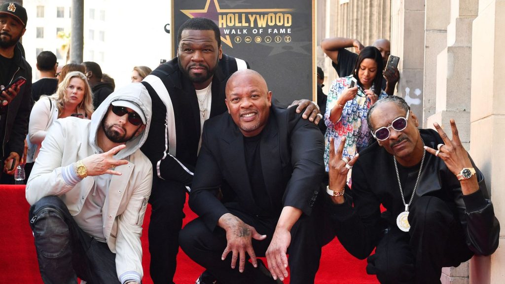 Le producteur de légende Dr Dre annonce un nouvel album d'Eminem cette année
Invité du talk show télévisé américain de Jimmy Kimmel cette semaine, Dr Dre, qui venait d'être honoré par une étoile sur Hollywood Boulevard, a annoncé qu'un nouvel album d'Eminem est dans les starting blocks. Il a aussi réservé quelques petites surprises au public.