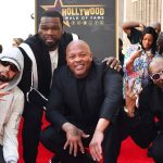 Le producteur de légende Dr Dre annonce un nouvel album d'Eminem cette année
Invité du talk show télévisé américain de Jimmy Kimmel cette semaine, Dr Dre, qui venait d'être honoré par une étoile sur Hollywood Boulevard, a annoncé qu'un nouvel album d'Eminem est dans les starting blocks. Il a aussi réservé quelques petites surprises au public.