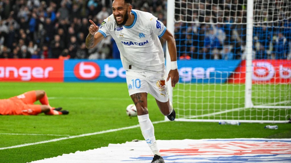 Ligue 1 : contre Nantes, l'OM poursuit sa série victorieuse et se rapproche de la Ligue des champions
Grâce à un nouveau doublé de Pierre-Emerick Aubameyang, Marseille a signé un troisième succès de rang en Ligue 1, dimanche au Vélodrome.