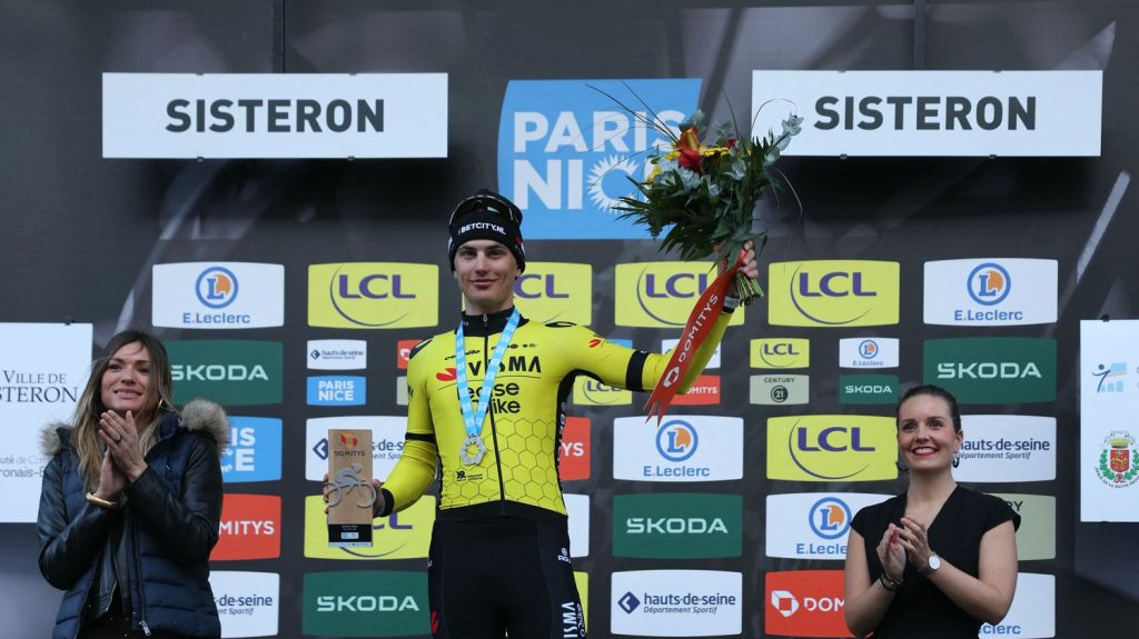 Vidéo
Paris-Nice 2024 : Olav Kooij s'offre une deuxième victoire devant Mads Pedersen... Le résumé de la cinquième étape
Déjà vainqueur le premier jour aux Mureaux, le sprinteur néerlandais s'est imposé, jeudi, sur la cinquième étape entre Saint-Sauveur-de-Montagut et Sisteron. L'Australien Luke Plapp conserve le maillot jaune.