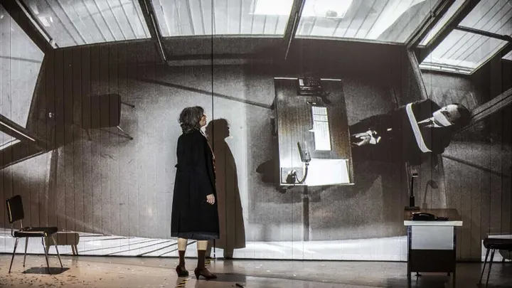 Sylvie Meyer, dans un acte de rébellion, décide de prendre en "Otages" son patron. A voir jusqu'au 23 mars à Lyon. (Jean-Louis Fernandez, Opéra de Lyon)