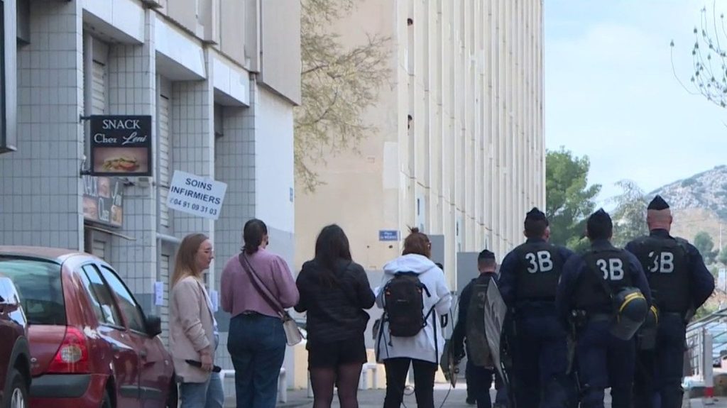 Trafic de drogue à Marseille : quel bilan pour l'opération "place nette" ?
L'opération d'éradication du narcotrafic menée par le gouvernement à Marseille, dans les Bouches-du-Rhônes, amuse certains délinquants selon l'un d'entre eux, contacté par le 19/20 info.