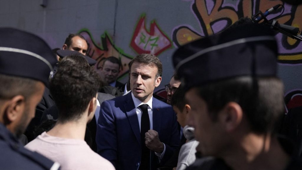 Trafic de drogue à Marseille : 98 interpellations dans le cadre d'une opération de police "XXL", Emmanuel Macron en visite surprise
Le chef de l'Etat s'est rendu dans la cité de la Castellane, mardi, pour saluer le dispositif mis en place depuis la veille, qui va être poursuivi "pendant plusieurs semaines".