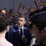 Trafic de drogue à Marseille : 98 interpellations dans le cadre d'une opération de police "XXL", Emmanuel Macron en visite surprise
Le chef de l'Etat s'est rendu dans la cité de la Castellane, mardi, pour saluer le dispositif mis en place depuis la veille, qui va être poursuivi "pendant plusieurs semaines".