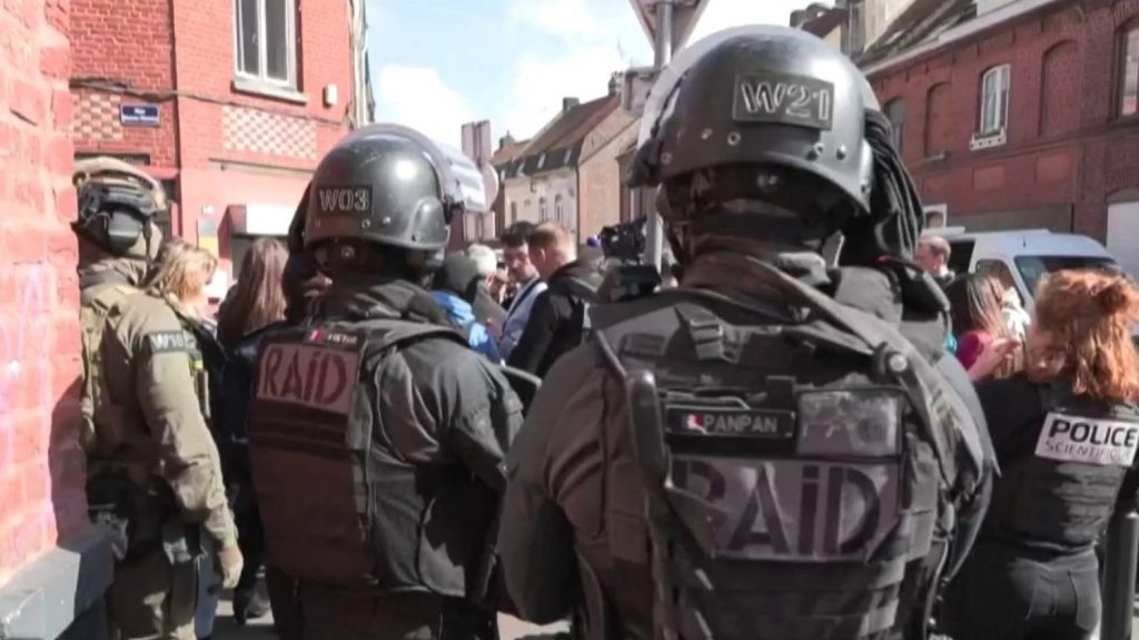 Trafic de drogue : les opérations "place nette XXL" se poursuivent
Depuis le début des opérations "place nette XXL" lancées par Emmanuel Macron le 19 mars, 476 personnes ont été arrêtées. Selon le gouvernement, 4 000 points de deals seraient encore actifs en France.