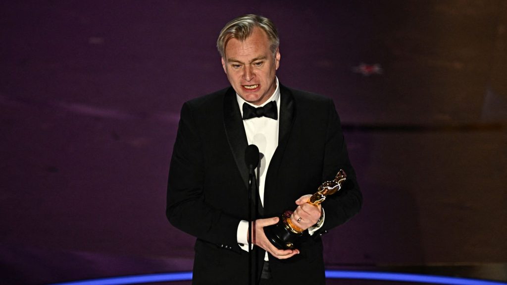 Oscars 2024 : "Oppenheimer" sacré meilleur film et meilleure réalisation, "Anatomie d'une chute" primé pour le meilleur scénario original
Le film de Christopher Nolan, qui a remporté son premier Oscar de meilleur réalisateur, a été le grand gagnant de la soirée avec sept statuettes. Comme aux Golden Globes, le long-métrage de Justine Triet a reçu le prix du meilleur scénario original.