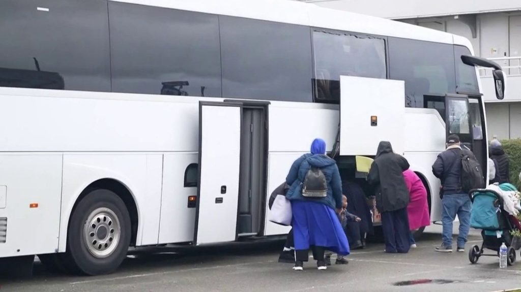 Orléans : le maire Serge Grouard fustige l'arrivée de cars de sans-abri venus de la capitale
Depuis plusieurs mois, les cars remplis de personnes sans-abri et de migrants envoyés par l'État, affluent à Orléans. Le maire de la ville, Serge Grouard, s'interroge sur une potentielle opération "place nette" pour les JO.