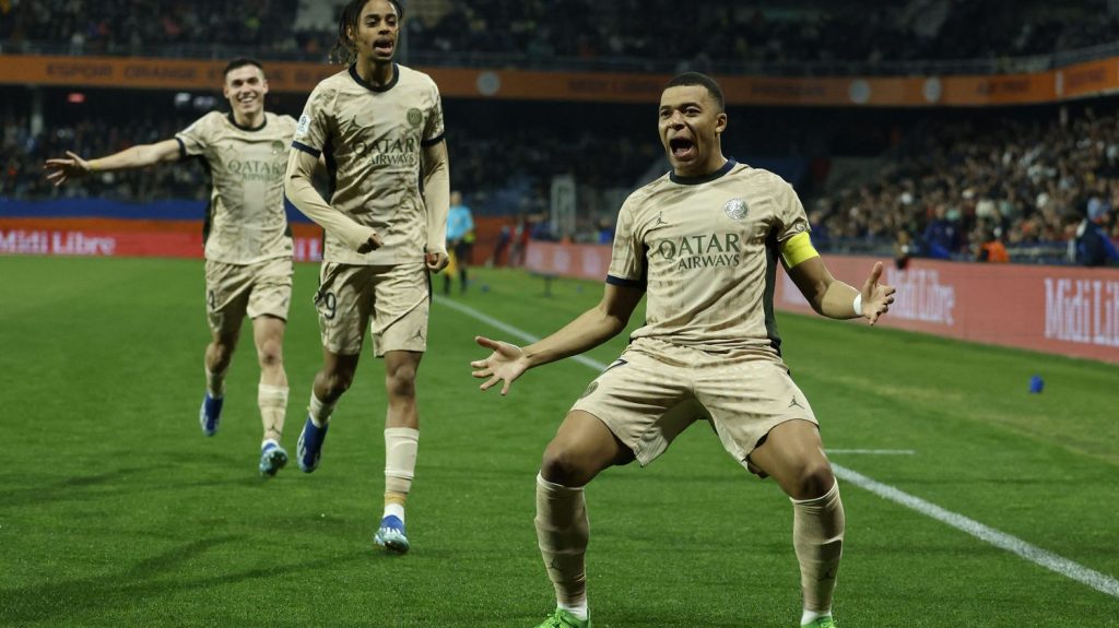 Ligue 1 : porté par un triplé de Kylian Mbappé, le PSG signe un carton à Montpellier et s'envole en tête
Le capitaine parisien a inscrit un triplé à Montpellier, dimanche soir, dans un match fou.