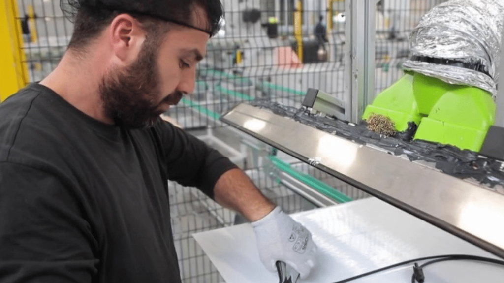 Vidéo
Panneaux solaires : les producteurs français en difficulté face à la concurrence chinoise
En Loire-Atlantique, une entreprise de panneaux solaires a vu sa production divisée par cinq en quelques mois seulement. Une baisse qui s'explique par la concurrence de la Chine, dont les panneaux sont vendus quatre fois moins cher que ceux fabriqués en France.