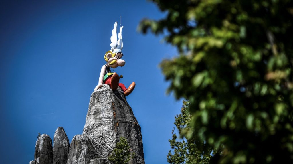 Nouvelles attractions, univers rénovés et une comédie musicale... Pour ses 35 ans, le parc Astérix réinvente sa "potion magique"
Le deuxième parc d'attractions de France a dévoilé une liste conséquente de nouveautés pour mars 2024. Avec des ambitions très musclées pour les années à venir.