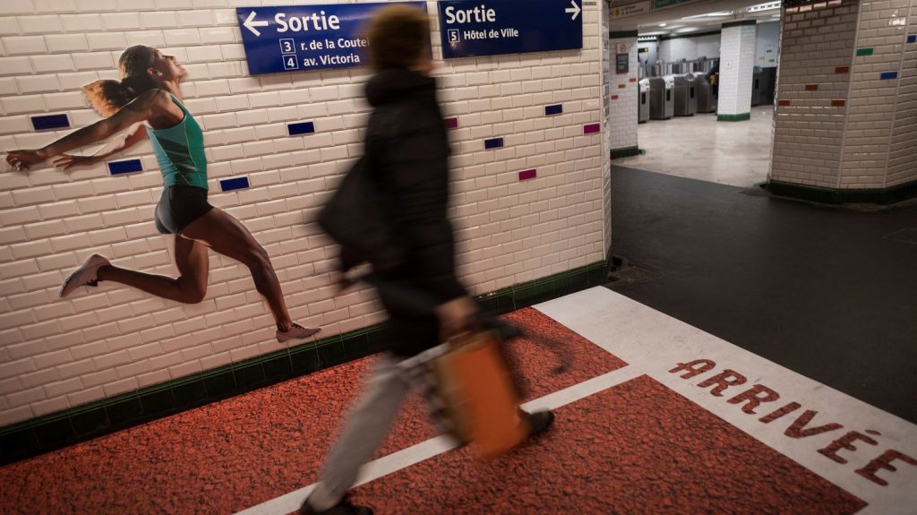 Paris 2024 : on a testé "Anticiper les Jeux", le site qui promet d'éviter la "grande galère" des transports en Île-de-France
Le gouvernement continue de peaufiner son plan de circulation pendant les Jeux olympiques et paralympiques à venir. Avec cette demande faite aux habitants et professionnels : planifier ses déplacements pour désengorger les axes de la capitale.