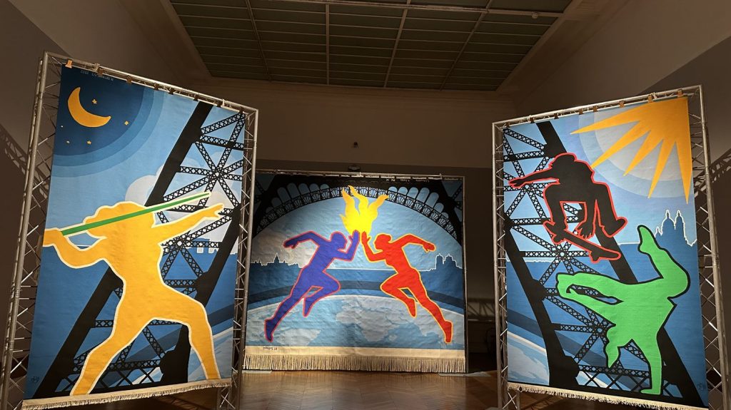 Reportage
Paris 2024 : "C'est ce que j'imaginais, mais en mieux !", s'enthousiasme Marjane Satrapi devant "sa" tapisserie olympique
Le triptyque imaginé par l'artiste franco-iranienne a été dévoilée mardi après près de trois ans de travail. L'œuvre va être exposée à Paris dans les JO, puis à Nice.