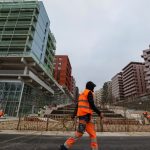 Vrai ou faux
Paris 2024 : y-a-t-il eu "beaucoup moins d'accidents" sur les chantiers des JO qu'habituellement dans le secteur du bâtiment ?
Alors que les clefs du village olympique viennent d'être remises, la maire socialiste de Paris, Anne Hidalgo, affirme qu'il y a eu "beaucoup moins d'accidents" sur les chantiers des Jeux olympiques qu'habituellement dans le secteur du bâtiment. C'est vrai, il y en a eu quatre fois moins.