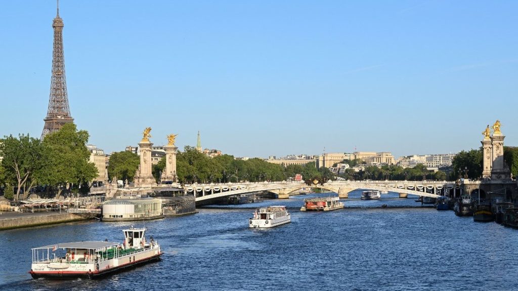 Paris 2024 : "Pas de plan B" pour les épreuves dans la Seine, réaffirme le préfet d'Ile-de-France
Le préfet de la région Marc Guillaume a affirmé, mercredi, que les épreuves seront décalées si elles ne peuvent pas se tenir en raison de la qualité de l'eau du fleuve.