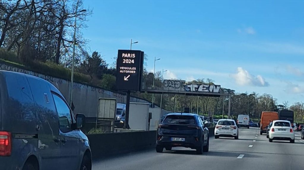 Paris 2024 : comment vont fonctionner les "voies olympiques" interdites à la circulation pendant les Jeux ?
La circulation routière en Ile-de-France s'annonce compliquée en région parisienne pendant la durée des Jeux olympiques. Une "grande galère" attendue cet été d'après les mots du préfet de police. Parmi les obstacles à anticiper, il faudra notamment être attentif aux 185 km de "voies olympiques" réservées seulement à certains véhicules.