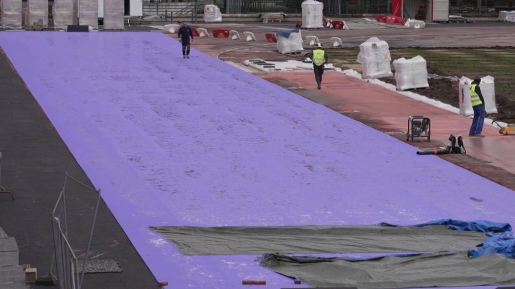 Paris 2024 : les secrets de fabrication de la piste d'athlétisme violette
La piste d'athlétisme sera posée au mois d'avril 2024 au Stade de France (Seine-Saint-Denis). Le rouge brique de la piste a été abandonné au profit du violet. Explications.