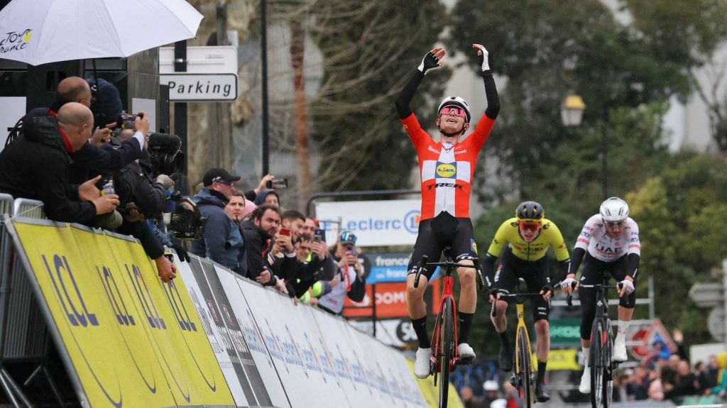 Paris-Nice 2024 : Mattias Skjelmose remporte la 6e étape, Brandon McNulty deuxième et nouveau maillot jaune
Le Danois a remporté le sprint au nez et à la barbe de l'Américain, qui se console en endossant de nouveau le maillot jaune à deux jours de l'arrivée.