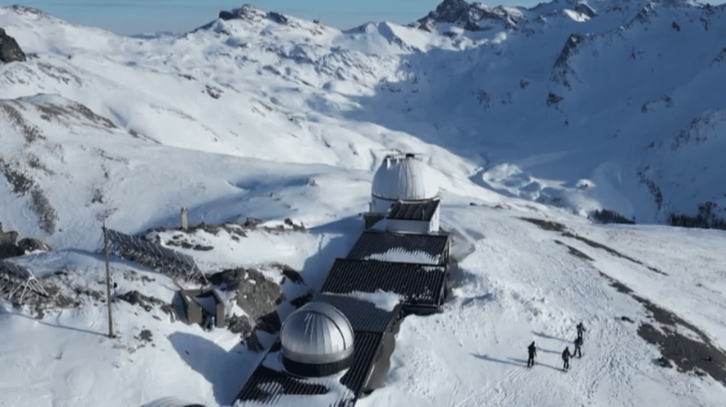 Parc naturel du Queyras : passer une nuit dans le plus haut observatoire de France
Le 13 Heures vous emmène au cœur du parc naturel du Queyras. Vendredi 8 mars, direction l'observatoire du Pic de Château-Renard, le plus haut de France, situé à presque 3 000 mètres d'altitude. Touristes et astronomes amateurs y sont accueillis par son gardien, Sébastien Brouillard.