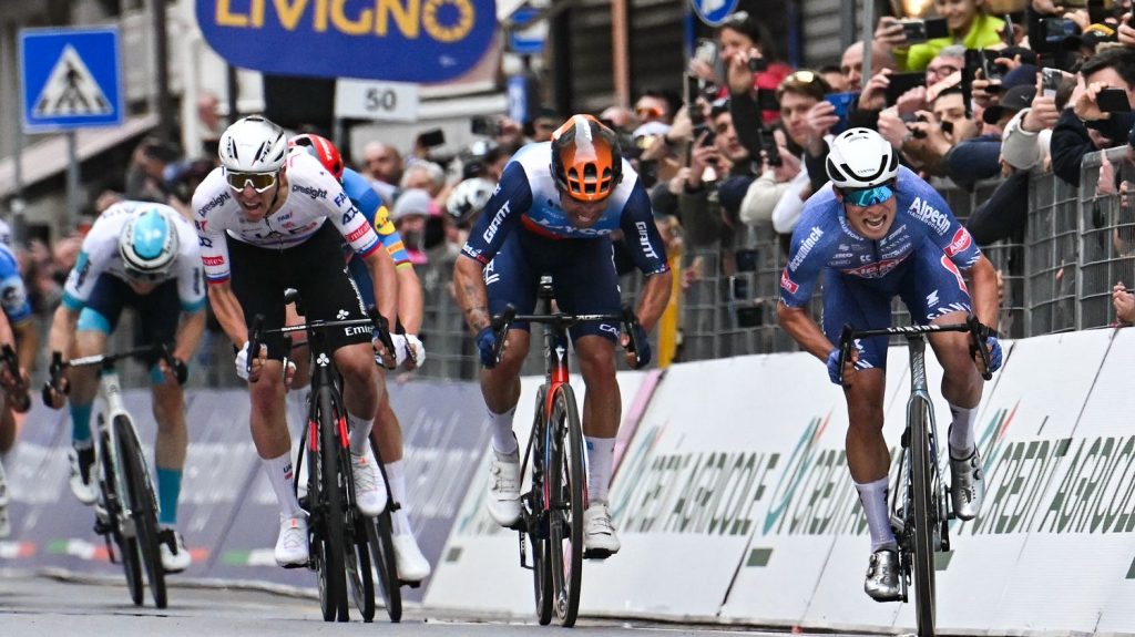 Milan-San Remo 2024 : Jasper Philipsen s'impose au sprint devant Michael Matthews... Revivez le premier Monument de la saison
Le Belge Jasper Philipsen a remporté sa première grande classique, samedi, d'un boyau devant l'Australien Michael Matthews. Tadej Pogacar, offensif dans le Poggio, termine troisième.