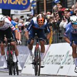 Milan-San Remo 2024 : Jasper Philipsen s'impose au sprint devant Michael Matthews... Revivez le premier Monument de la saison
Le Belge Jasper Philipsen a remporté sa première grande classique, samedi, d'un boyau devant l'Australien Michael Matthews. Tadej Pogacar, offensif dans le Poggio, termine troisième.