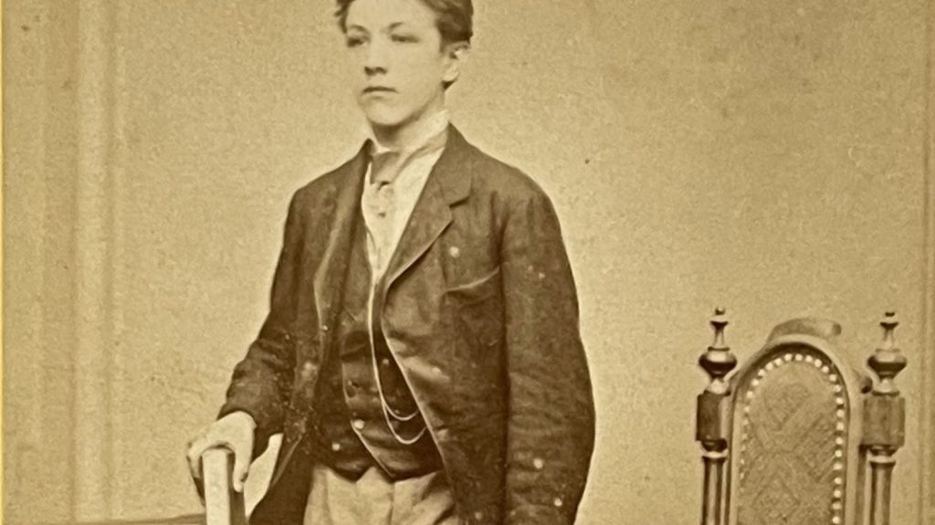 Une photo inédite de Rimbaud ? Un expert cherche à convaincre
Le collectionneur Serge Plantureux affirme que cette photographie du poète français aurait été prise en 1876 à Vienne.
