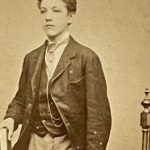 Une photo inédite de Rimbaud ? Un expert cherche à convaincre
Le collectionneur Serge Plantureux affirme que cette photographie du poète français aurait été prise en 1876 à Vienne.