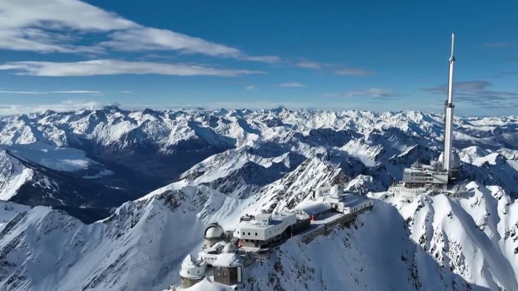 Tourisme : le pic du Midi, destination rêvée pour prendre de la hauteur
Avec ses 3 000 mètres d'altitude et son observatoire, il s'agit un site d'exception. Pour y accéder, il faut prendre le téléphérique le plus long de France.