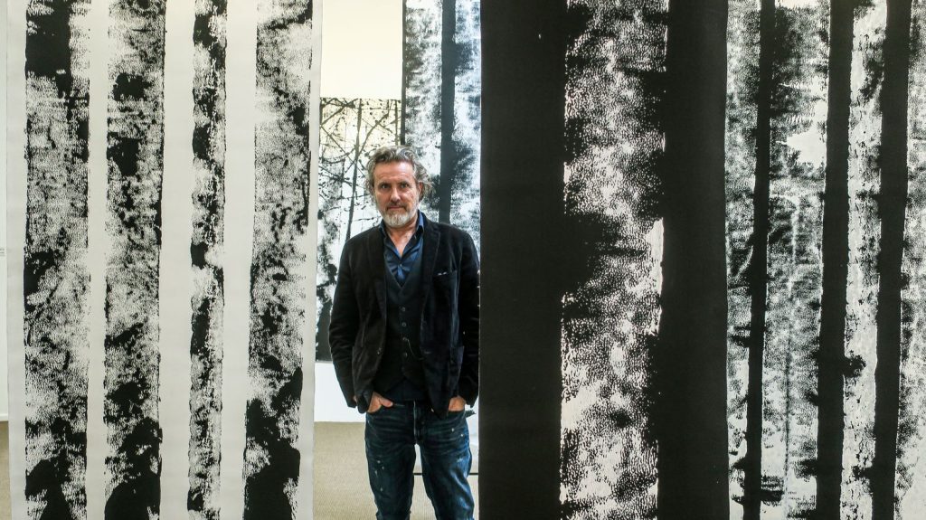 À Sète, les arbres du peintre Pierre-Luc Poujol transforment le musée Paul Valéry en une magique forêt
L'artiste lui-même se dit obsessionnel des arbres, des branches et des écorces. Ses toiles sont les témoignages de cette fascination lyrique pour la nature vivante, mais aussi en danger.