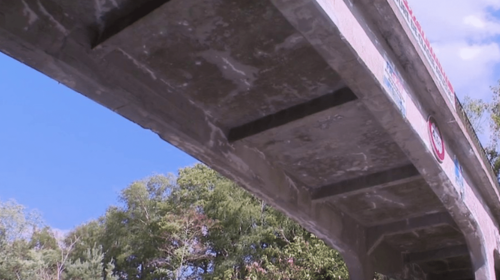Transport routier : de nombreux ponts en piteux état
Une arche d'un pont du Gard s'est écroulée sous le poids d'un camion, lundi. S'il est encore trop tôt pour tirer des conclusions sur les causes de l'effondrement, en France, de nombreux ponts sont en mauvais état, d'après un rapport du Sénat publié en 2022.
