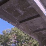 Transport routier : de nombreux ponts en piteux état
Une arche d'un pont du Gard s'est écroulée sous le poids d'un camion, lundi. S'il est encore trop tôt pour tirer des conclusions sur les causes de l'effondrement, en France, de nombreux ponts sont en mauvais état, d'après un rapport du Sénat publié en 2022.
