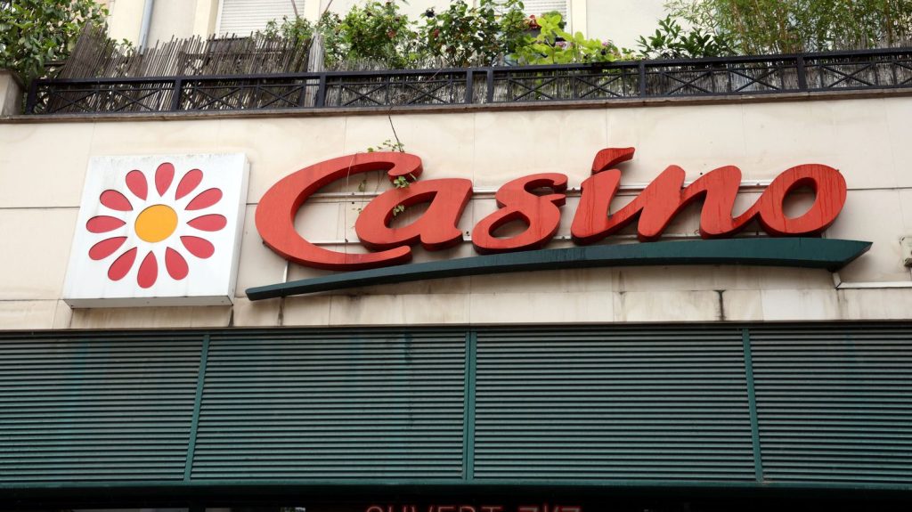 Casino : que compte faire la nouvelle équipe à la tête de l'enseigne de distribution ?
Le groupe Casino, très endetté va changer d'actionnaire mercredi. Un plan social est dans les tuyaux, ce qui inquiète les salariés.