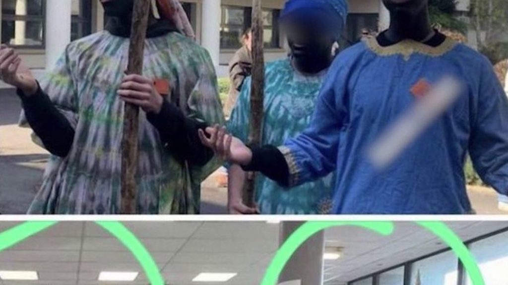 Seine-et-Marne : des élèves d'un lycée catholique ont grimé leur visage en noir pour un carnaval
Une polémique secoue un lycée catholique de Seine-et-Marne, car plusieurs élèves sont apparus avec un visage grimé en noir à l'occasion d'un carnaval. Certains auraient même imité des cris de singes.