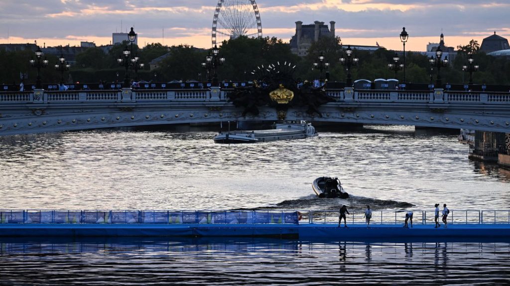 Paris 2024 : "J'irai me baigner dans la Seine cet été", "on est dans les temps", promet le préfet de la région Ile-de-France
Certains travaux sont "en avance sur le plan prévu", indique jeudi Marc Guillaume, responsable du plan baignade, le plan de dépollution de la Seine et de la Marne en vue des Jeux de Paris.