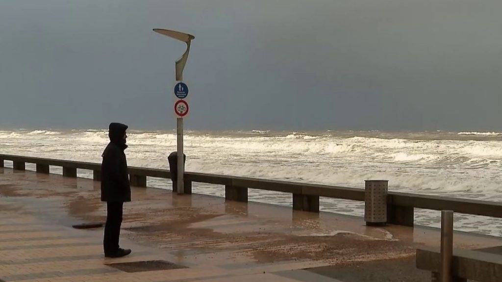 Tempête Nelson : en Vendée, la ville de Croix-De-Vie se prépare aux intempéries
À Croix-De-Vie, en Vendée, les habitants se préparent au coup de vent, jeudi 28 mars, car le gros de la tempête Nelson n'est pas encore terminé.