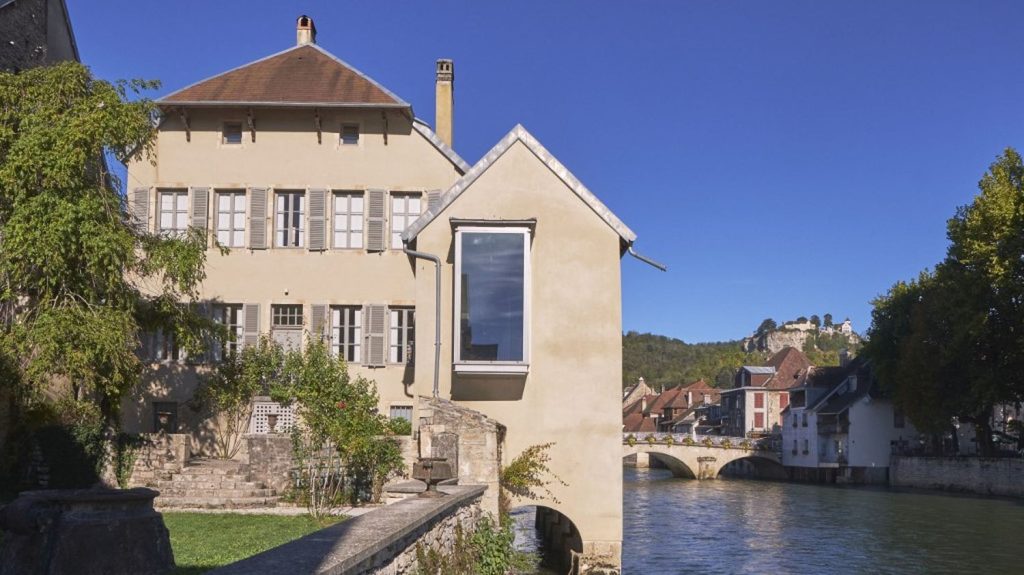 Le musée d'Ornans offre un parcours paysagé de Courbet à Monet où la nature triomphe
Des prêts du Musée d'Orsay et du musée des Beaux-Arts Jules-Chéret de Nice enrichissent la collection d'œuvres du maître du réalisme et de ses contemporains.