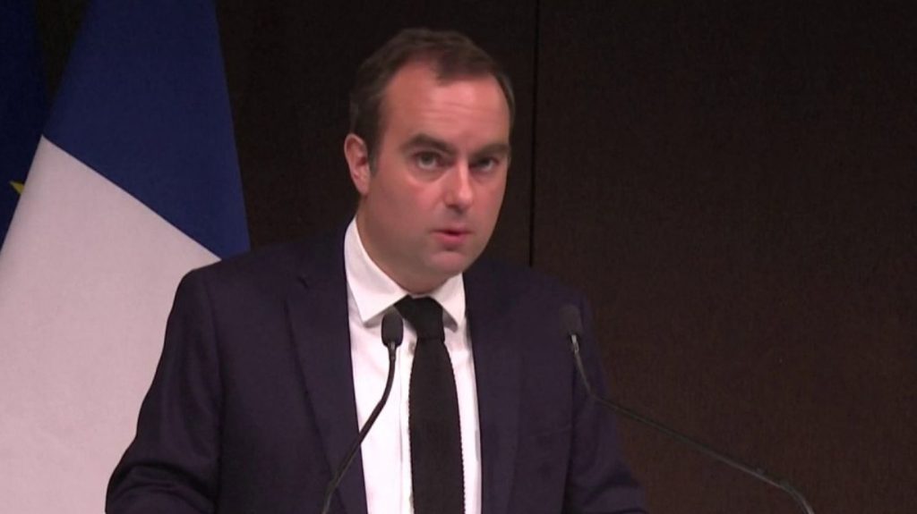 "Économie de guerre" : l'exécutif n'exclut pas des "réquisitions" pour accélérer la production
Mardi 26 mars, Sébastien Lecornu, le ministre des Armées, s'est dit prêt à utiliser tous les leviers possibles pour accélérer la production, notamment dans le cadre du soutien de la France à l'Ukraine.
