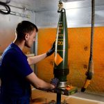Guerre en Ukraine : pourquoi l'Europe n'arrive-t-elle pas à produire assez de munitions pour Kiev ?
Malgré une hausse de 20 à 30% de la production des usines européennes d'armement en moins d'un an, les livraisons de munitions occidentales à Kiev ne rattraperont pas en 2024 le rythme des approvisionnements de Moscou pour l'armée russe, selon le ministère de la Défense estonien.