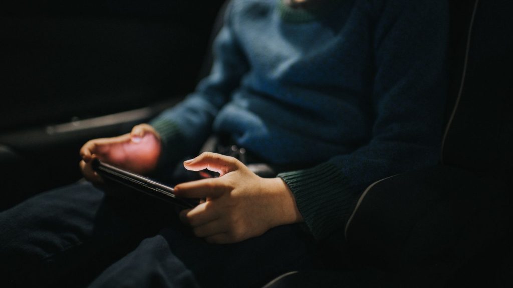 "Il fait beaucoup moins d'erreurs de lecture et reconnaît mieux les sons" : la mère de Clément, 10 ans et dyslexique, constate des progrès grâce à un jeu vidéo
Un jeu vidéo spécialement développé pour les enfants atteints de troubles de l'apprentissage a fait ses preuves : on observe notamment des progrès orthographiques et une meilleure reconnaissance des sons.