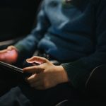 "Il fait beaucoup moins d'erreurs de lecture et reconnaît mieux les sons" : la mère de Clément, 10 ans et dyslexique, constate des progrès grâce à un jeu vidéo
Un jeu vidéo spécialement développé pour les enfants atteints de troubles de l'apprentissage a fait ses preuves : on observe notamment des progrès orthographiques et une meilleure reconnaissance des sons.