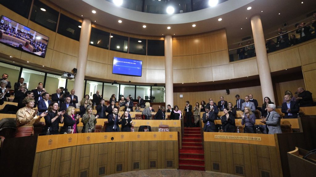Autonomie de la Corse : trois questions pour comprendre le projet constitutionnel approuvé par l'assemblée de l'île
Les élus corses ont adopté mercredi soir un projet constitutionnel prévoyant "un statut d'autonomie" de la Corse. Pour qu'il soit mis en œuvre, il faudra toutefois modifier la Constitution française, ce qui ne sera pas une mince affaire pour l'exécutif.