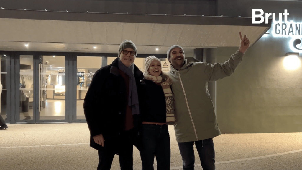 Vidéo
Avec Alexandra Lamy pour la promotion du film “La promesse verte”
Dans le thriller écologique “La promesse vert” réalisé par Edouard Bergeon, Alexandra Lamy interprète le rôle d’une mère qui se bat pour faire libérer son fils, Félix Moati, condamné à mort en Indonésie. Brut a suivi l’actrice pendant une journée de rencontre avec le public aux Sables-d’Olonne.