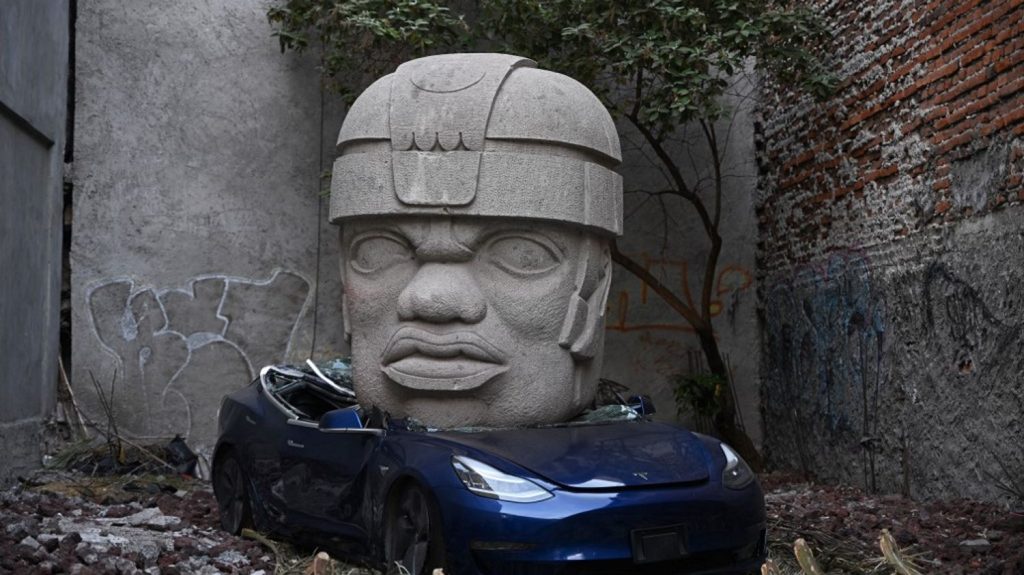 Un artiste mexicain écrase une voiture Tesla avec une sculpture monumentale pour provoquer Elon Musk
Le sculpteur a déchargé avec une grue l'effigie de neuf tonnes sur une Tesla 3 de couleur bleue, un des modèles fabriqués par l'entreprise du multimillionnaire américain.