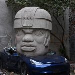 Un artiste mexicain écrase une voiture Tesla avec une sculpture monumentale pour provoquer Elon Musk
Le sculpteur a déchargé avec une grue l'effigie de neuf tonnes sur une Tesla 3 de couleur bleue, un des modèles fabriqués par l'entreprise du multimillionnaire américain.